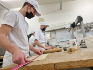 Vue intérieure d'un CFA avec des apprentis en activité, illustrant l'accès et la vie dans un centre de formation