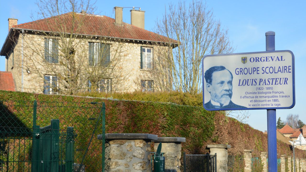 Façade de l'école élémentaire Louis Pasteur à Orgeval