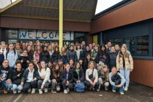 Accueil chaleureux d'élèves suédois dans un collège français, illustrant l'échange culturel