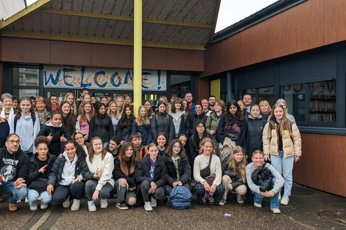 Accueil chaleureux d'élèves suédois dans un collège français, illustrant l'échange culturel