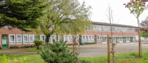 Façade moderne de l’école élémentaire Jean Zay au Havre sous un ciel dégagé