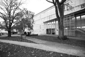Façade du Lycée Albert Schweitzer à Mulhouse en noir et blanc sous un ciel nuageux
