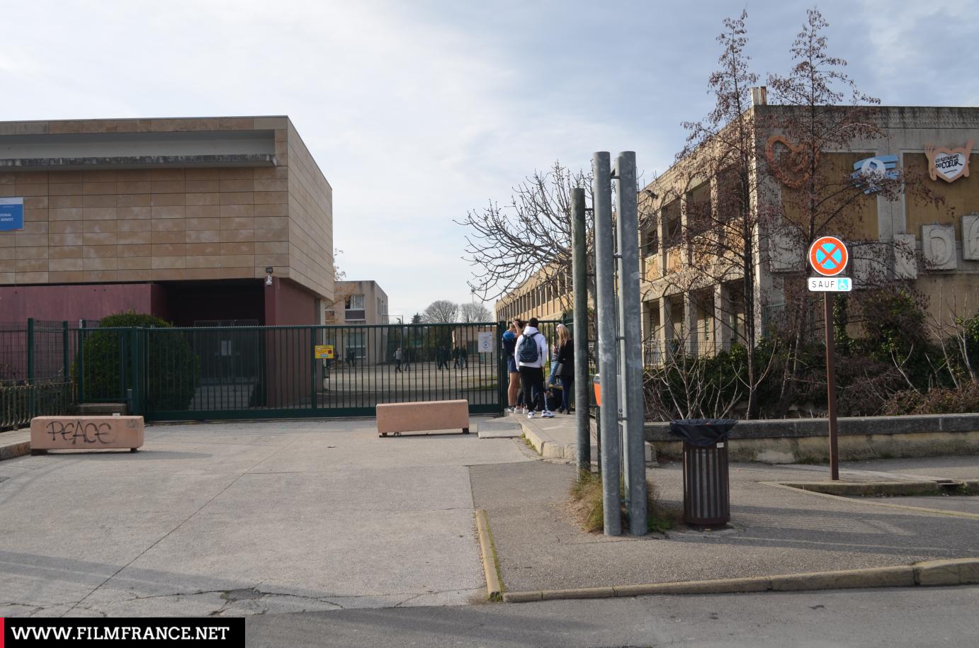 Façade principale du lycée Alphonse Benoît à L'Isle-sur-la-Sorgue sous un ciel dégagé