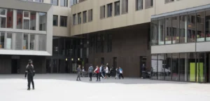 Façade rénovée du lycée Gabriel Fauré lors de son inauguration