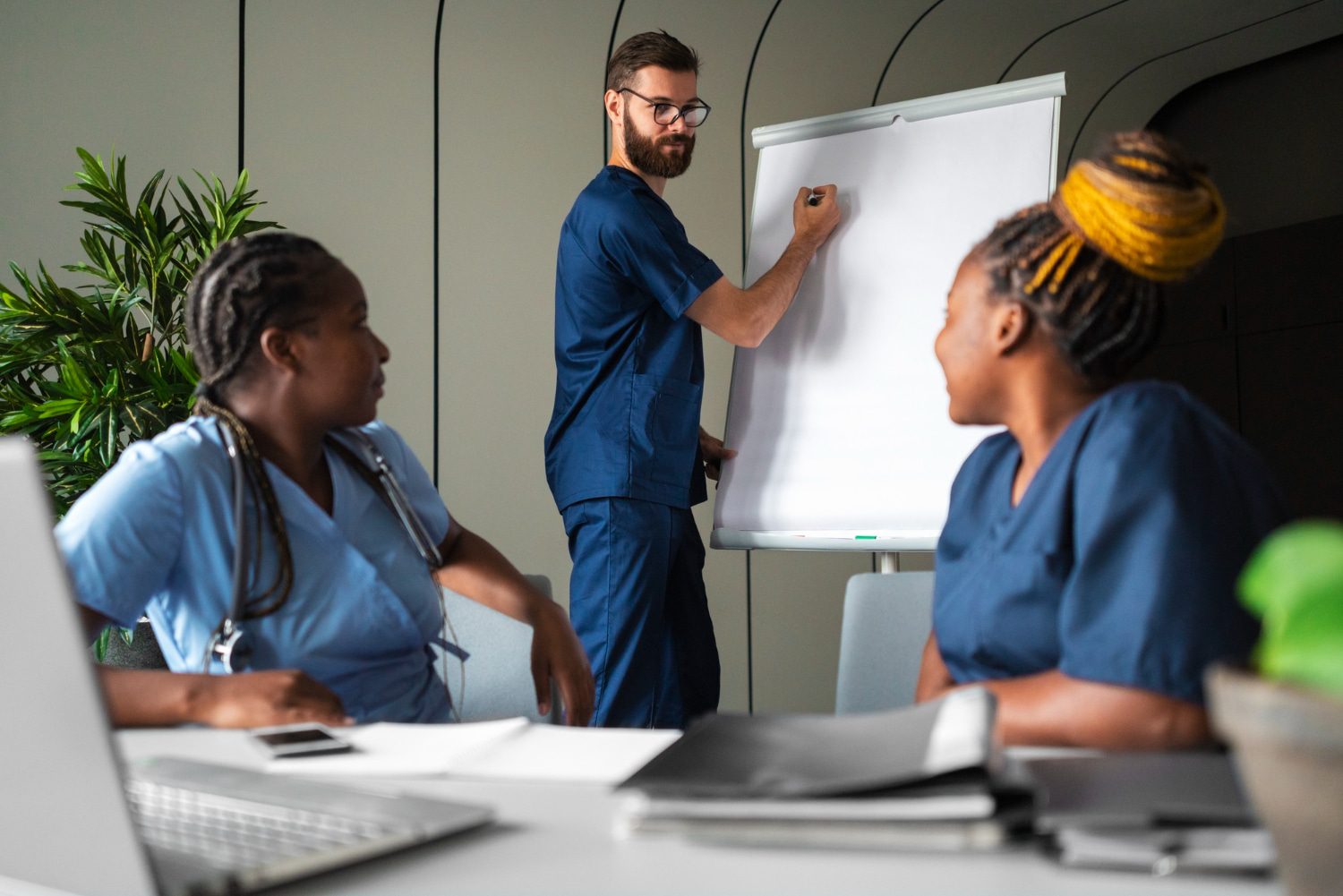 Étudiante en formation aide-soignante en apprentissage, concentrée sur ses cours