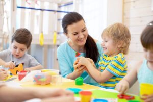 Jeune femme suivant une formation CAP Petite Enfance gratuite et rémunérée en classe