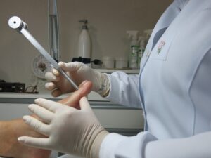 Étudiante en formation de podologie apprenant les bases du métier en France