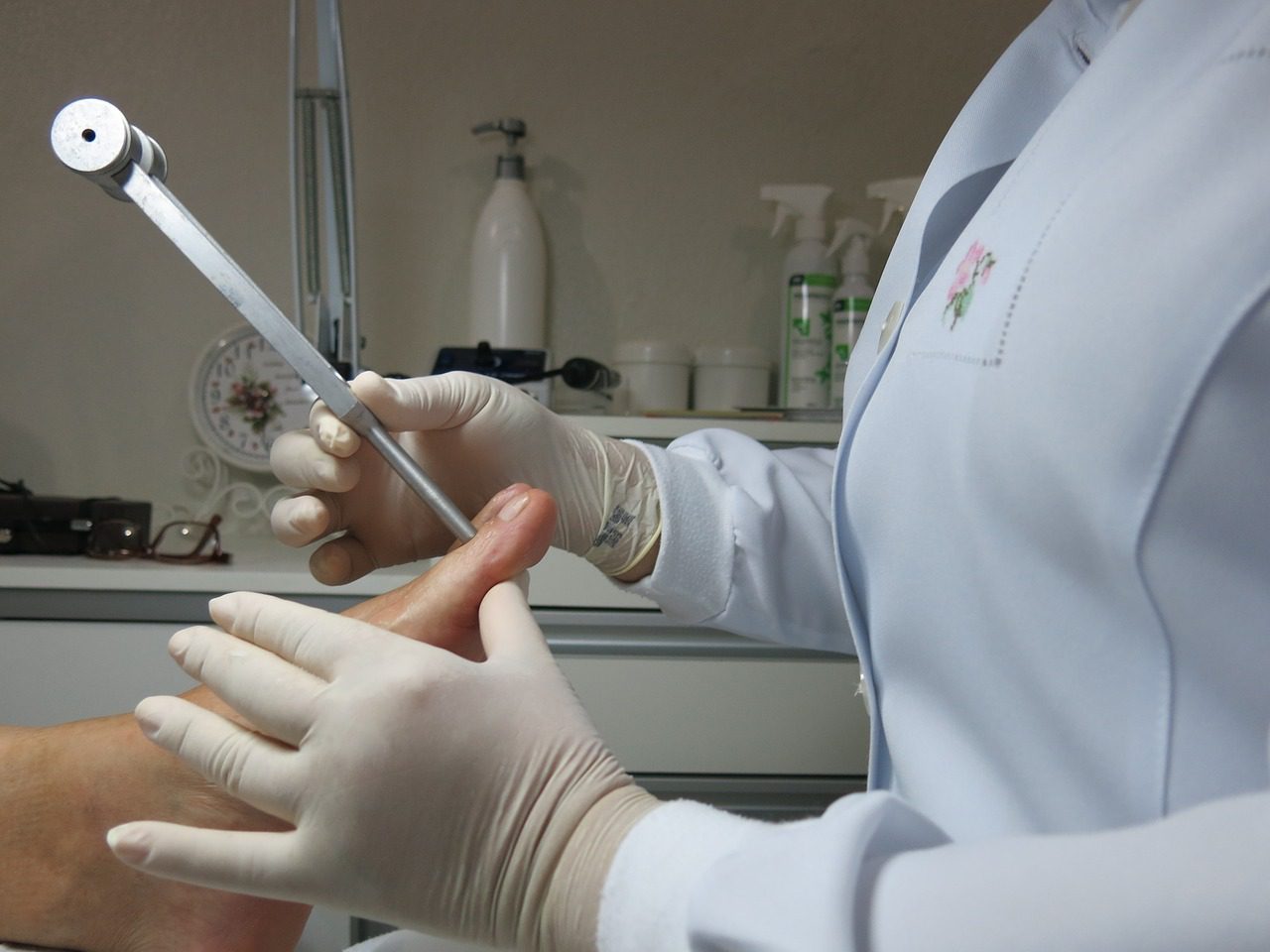 Étudiante en formation de podologie apprenant les bases du métier en France