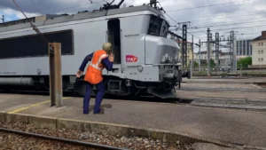 Stagiaires en formation SECUFER apprenant la sécurité ferroviaire en situation réelle