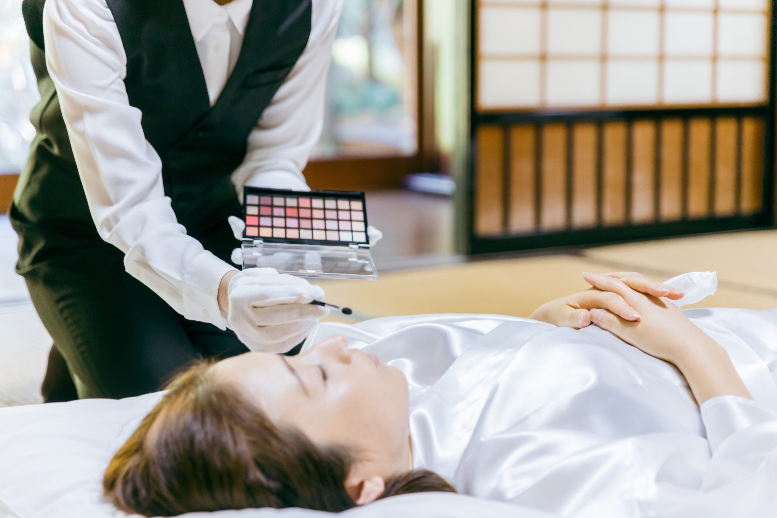 Thanatopracteur en pleine formation pratique sur mannequin de soins