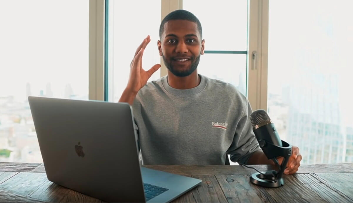 Yomi Denzel présentant sa formation ECOM Blueprint dans une vidéo promotionnelle