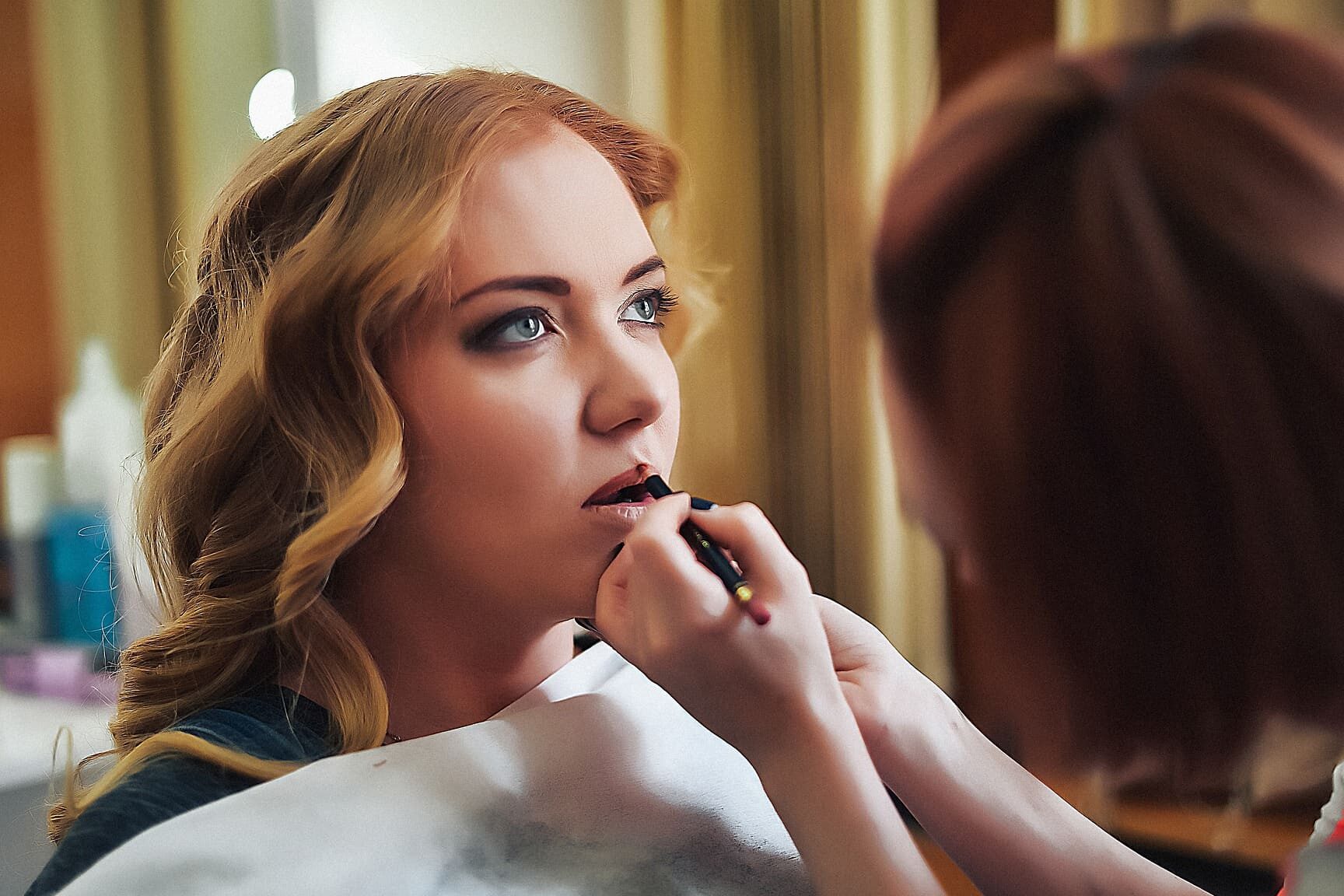 Comment s'orienter vers le métier de maquilleur-coiffeur dans le spectacle ?