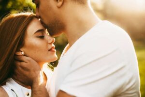 Pourquoi un bisou sur le front est l’un des gestes les plus sincères ?