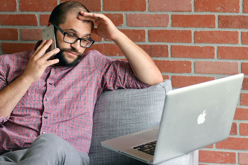 homme au telephone